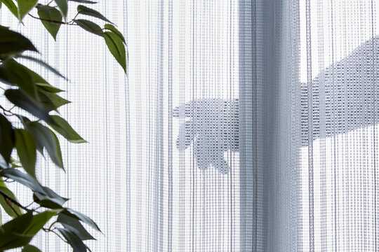 泥棒　空き巣　窓から侵入するシーン