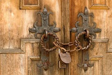 Rusty lock and chain on the wooden door