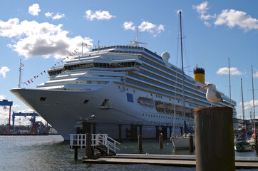 Riesiges Kreuzfahrtschiff Costa Magica im Hafen von Kiel, Deutschland - Modern cruiseship or cruise...