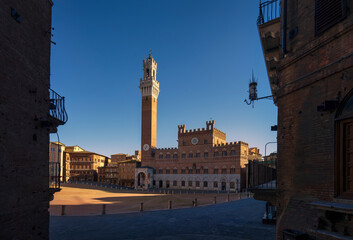 Obraz premium Siena, Piazza del Campo square and Mangia tower. Tuscany, Italy