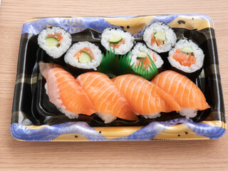 日本の新鮮な魚のお寿司（サーモン）
