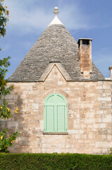 Alberobello - trullo con finestra verde