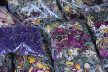 Getrocknete Blüten auf einem Markt in Armenien