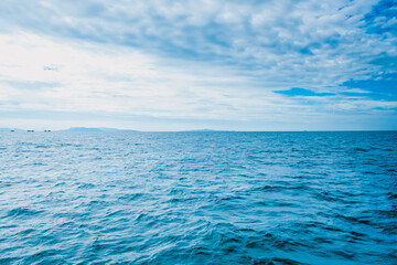 Fototapeta na wymiar blue sky and sea