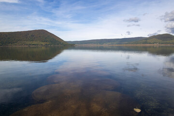 Le lac de Vico en Italie par une belle journée d'automne ensoleillée