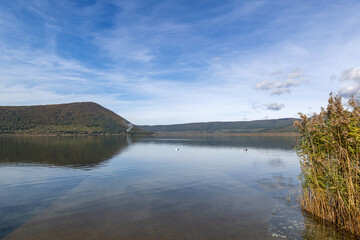 Le lac de Vico en Italie par une belle journ&eacute;e d'automne ensoleill&eacute;e