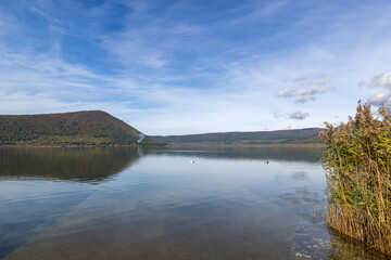 Le lac de Vico en Italie par une belle journée d'automne ensoleillée