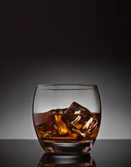 Vaso de whiskey con hielo