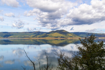 Le lac de Vico en Italie par une belle journée d'automne ensoleillée