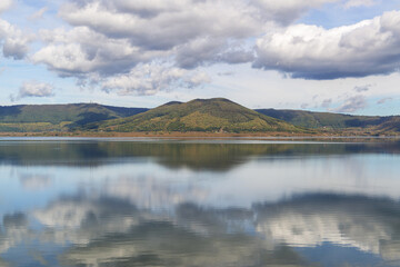 Le lac de Vico en Italie par une belle journée d'automne ensoleillée