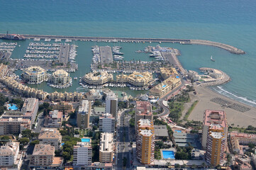 Fototapeta premium Fotografía aérea de la costa de Benalmádena en Málaga, España