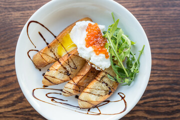 Scrambled eggs with fresh croutons on the plate