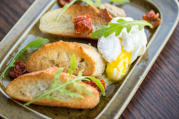 Scrambled eggs with fresh croutons on the plate