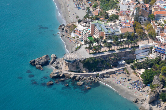 Vista a&eacute;rea de la costa y faro de Torrox en M&aacute;laga, Andaluc&iacute;a, Espa&ntilde;a