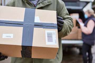 Paket Lieferung wird von Paketboten gehalten