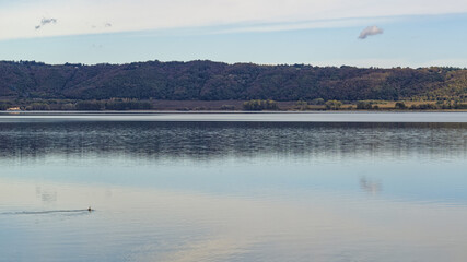 Le lac de Vico en Italie par une belle journ&eacute;e d'automne ensoleill&eacute;e