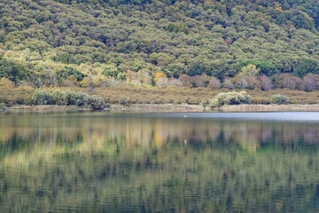 Le lac de Vico en Italie par une belle journée d'automne ensoleillée