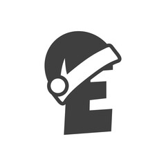 Logotipo inicial letra E con gorro Papá Noel color gris