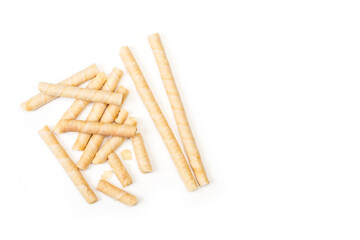 Waffle roll, palitos de rollo de obleas rellenas y crujientes sobre un fondo blanco aislado. Vista superior. Copy space