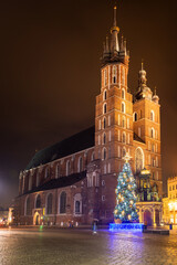 Nocny widok na Rynek Główny w Krakowie z choinką i Kościołem Mariackim, Polska
