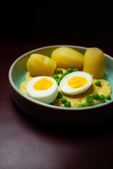 Senfeier mit Kartoffeln und Erbsen