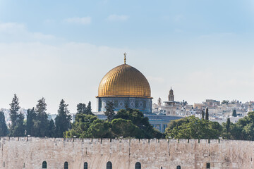 Obraz premium Golden Dome of the Rock on Temple Mount and wall of Old City of Jerusalem, view from Olive mount in Jerusalem Israel.