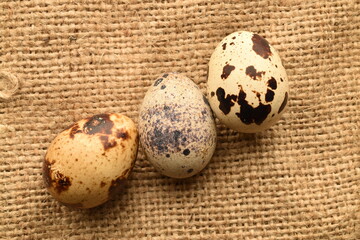 Obraz premium Quail eggs, close-up, on a jute fabric.
