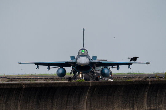 F2 の写真、ロイヤリティフリーの画像、グラフィック、ベクターおよびビデオ Adobe Stock