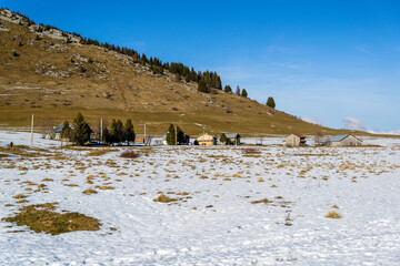 Paysage enneigé en Haute-Savoie par une belle journée ensoleillée