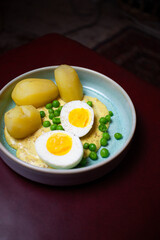 Senfeier mit Kartoffeln und Erbsen