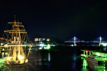 Fototapeta na wymiar 帆船が見える長崎港夜景