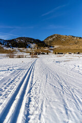 Fototapeta premium Paysage enneigé en Haute-Savoie par une belle journée ensoleillée