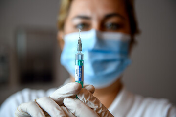 Wuppertal, 04.12.2020, Ärztin mit Maske und Spritze gegen Sars-Cov-2 bereitet Impfung gegen das...