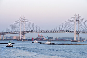 警備艇が行きかう横浜港とベイブリッジ