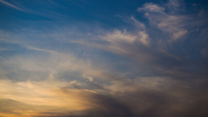 Obraz premium Voile de Cirrus illustrant le ciel de jolies teintes jaunâtres