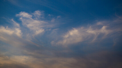 Obraz premium Voile de Cirrus illustrant le ciel de jolies teintes jaunâtres