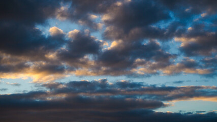 Obraz premium Ciel du soir, chargé d'amas de Stratocumulus