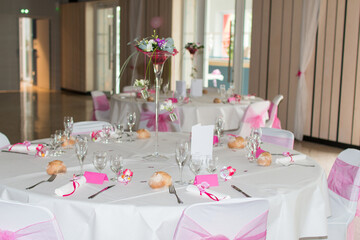mesa de boda decorada para el banquete