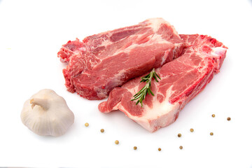 deux côtelettes crues de porc échine sur fond blanc