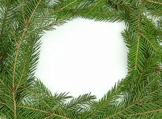 Cercles muraux Doux monstres Cadre de branches de Noël vert naturel traditionnel sur fond blanc. Vue de dessus avec espace de copie pour le texte, les cadeaux et les jouets.