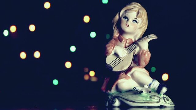 Natale vintage, bambola bambina che suona con luci a intermittenza colorate.