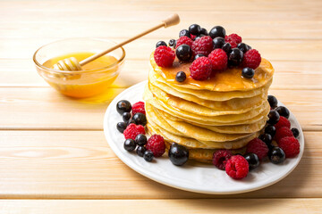 Pet pancakes with honey and fresh berries