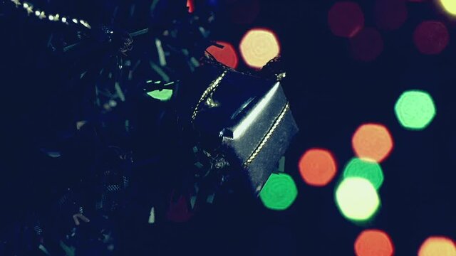 Natale vintage, pacco regalo addobbo albero  con luci a intermittenza colorate.
