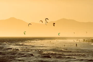 Crédence de cuisine en verre imprimé Brésil Kitesurfing Activity at Barra da Tijuca Beach on Sunset in Rio de Janeiro, Brazil