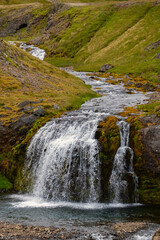 Island Wasserfall Snæfellsnes Halbinsel Kaskade Tal Schlucht Schneesschmelze Iceland Sommer Moose Flechten Berge Kulisse Wandern offroad Passstraße typisch Natur karg unberührt einsam Wildnis