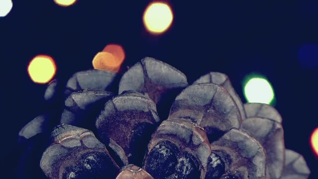 Natale vintage, pigna  con luci a intermittenza colorate.