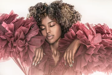 Selbstklebende Fototapete Frauen Schönheitsporträt der afrikanischen Frau im Zaubermake-up. Geschlossene Augen.