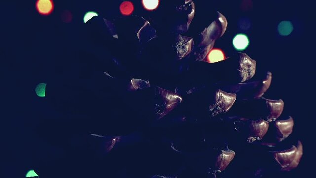 Natale vintage, pigna  con luci a intermittenza colorate.