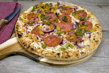 pizza au chorizo et poivron sur une table