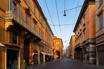 Straße in der Altstadt von Modena in der Emilia-Romagna in Italien 